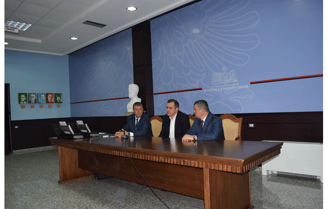 Takim në Ministrinë e Shëndetësisë për dhënien e kartave inspektor për inspektorët e Inspektoratit Shtetëror Shëndetësor